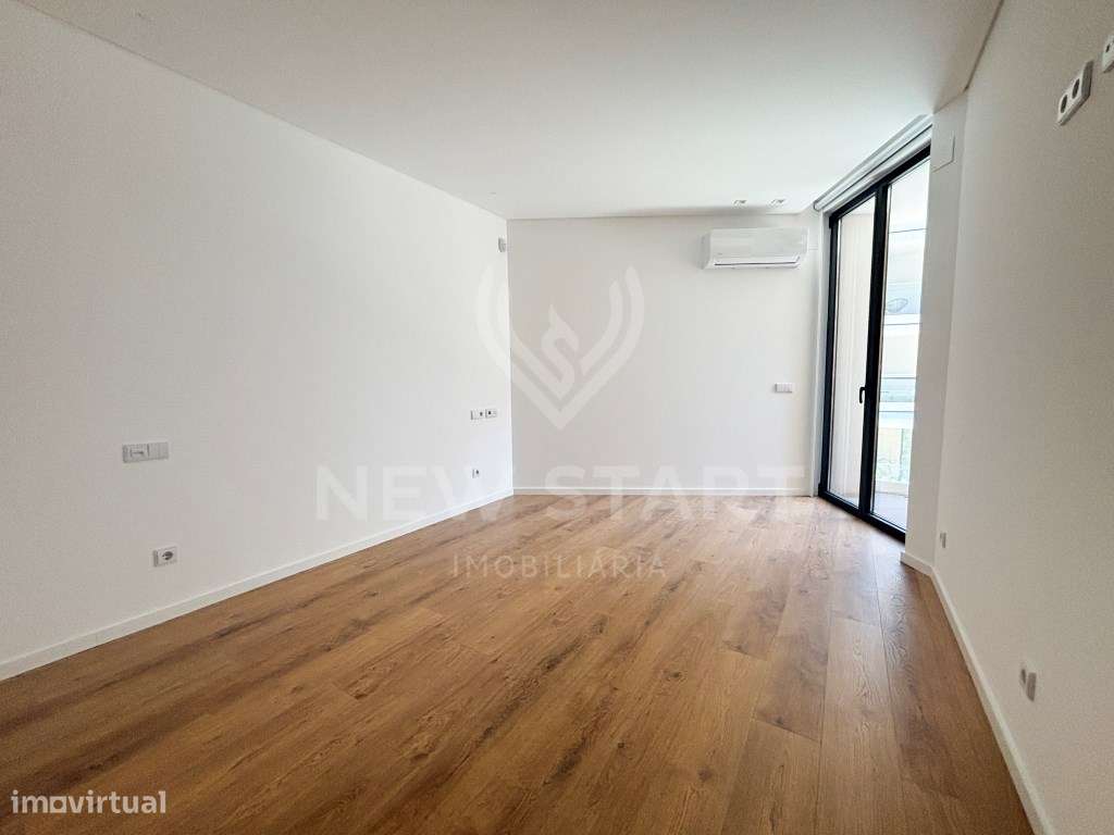 Apartamento T2 Moderno com Varanda e Piscinas no Condomínio Del Mar...-10