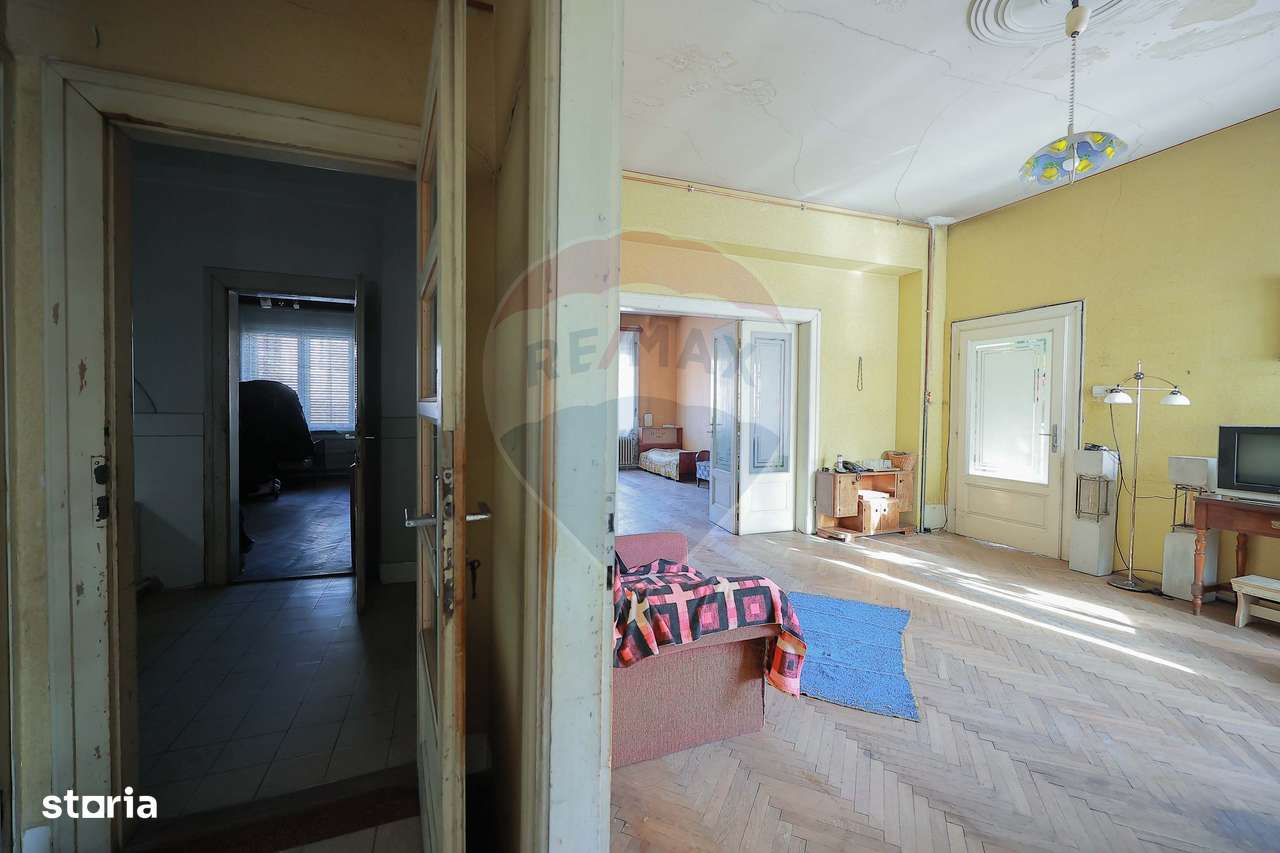 Casă Evreiască de Vânzare, Singur în Curte în zona Ultracentral - Imagine principală: 5/20