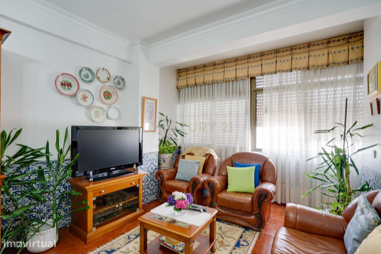 APARTAMENTO T3 COM GARAGEM E ARRECADAÇÃO - CASAL DO CHAPIM - ODIVELAS-9