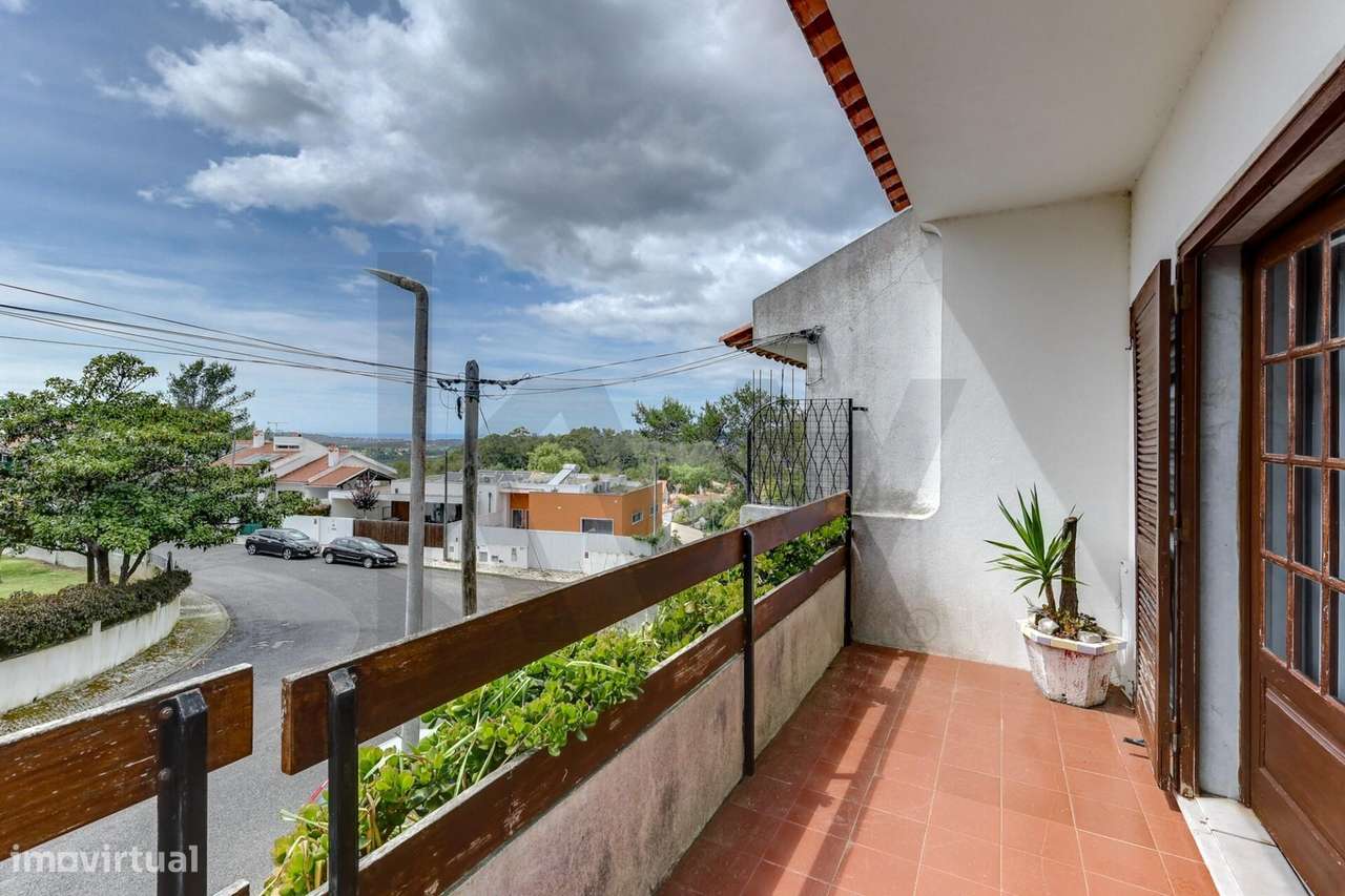Moradia T6 em Sintra com jardim, garagem e vista de mar ao fundo-17