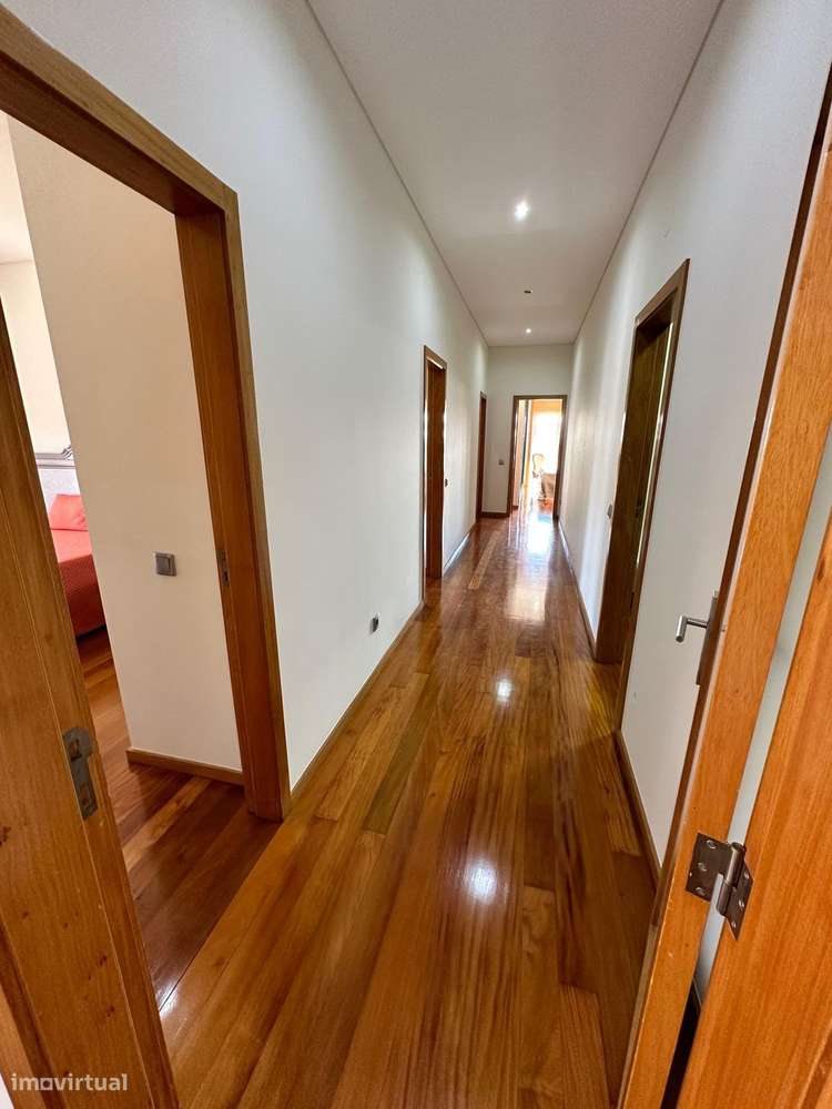 Apartamento T4 junto à praia no centro com excelentes acabamentos-10