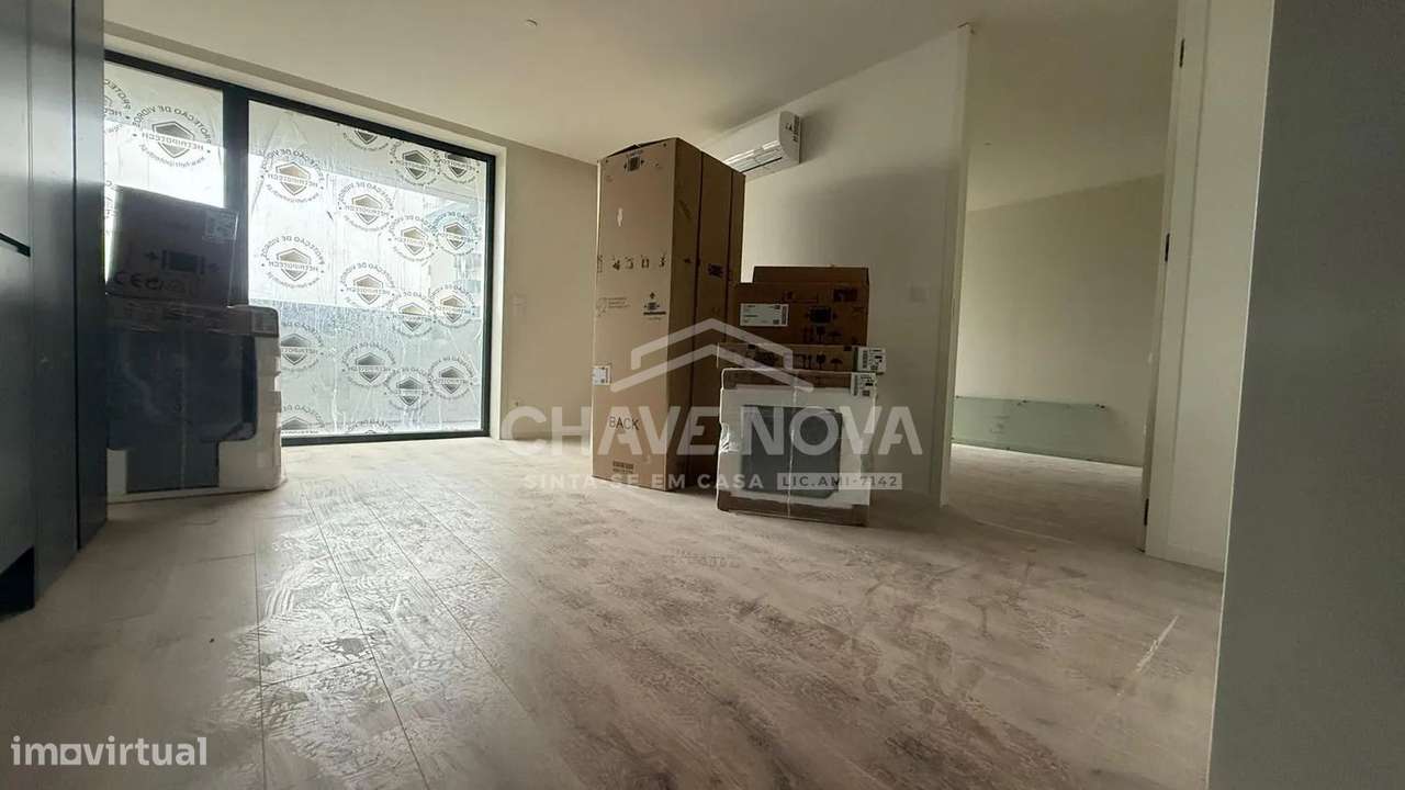 T1, com  varanda,lugar de garagem e piscina . Fernão Magalhães - Porto-5