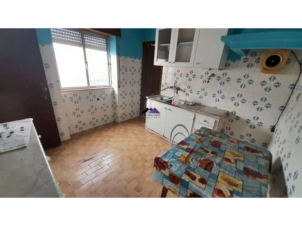 Casa Térrea para Recuperar nas Hortas com Grande Potencial-13