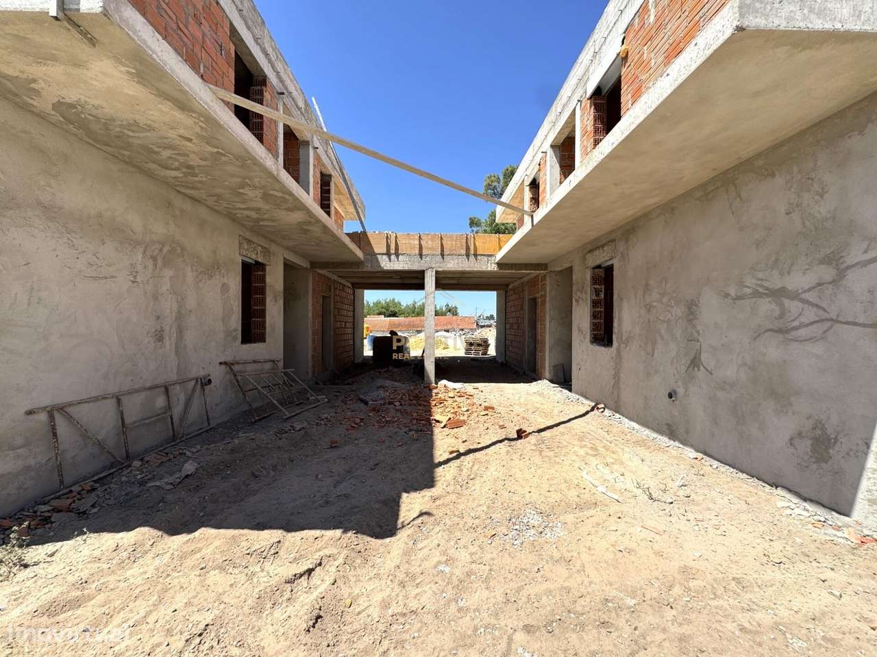 Nova Moradia T4 com Piscina na Vila de Azeitão-30