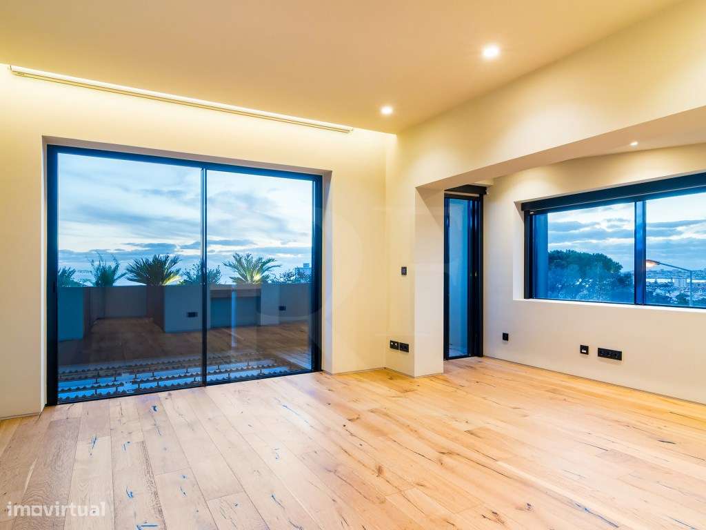 Moradia T5 com acabamentos de luxo e vista panorâmicas sobre a Baia...-37