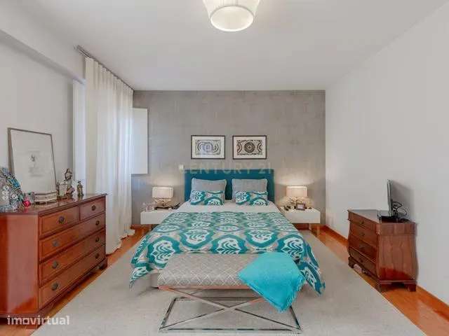 Moradia T6 com Jardim Interior e Garagem na Lapa – Junto à Embaixada d-15