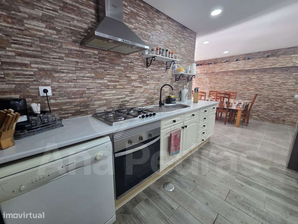 Moradia Bi-Familiar Totalmente Remodelada com Logradouro e Elevado ...-29