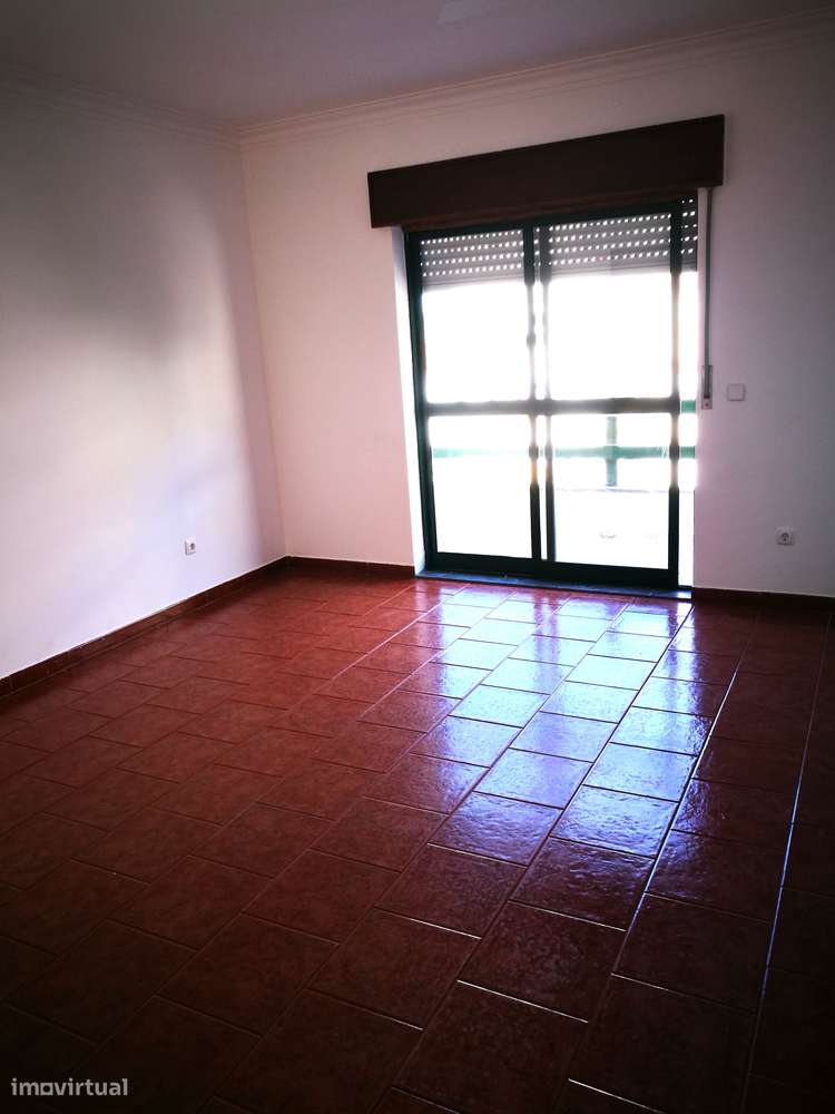 Apartamento T3 em Benavente com Varandas-5