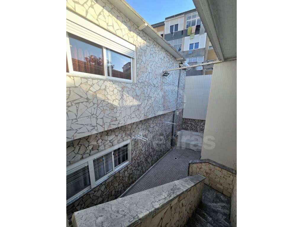 Moradia Bi-Familiar Totalmente Remodelada com Logradouro e Elevado ...-13