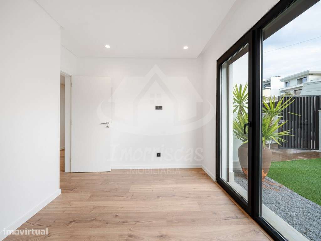 Moradia T4 com piscina e vista panorâmica em São João da Talha-8