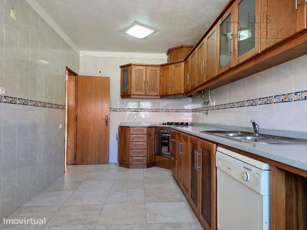 Moradia com 5 Quartos c/ Garagem + Anexo T1-9