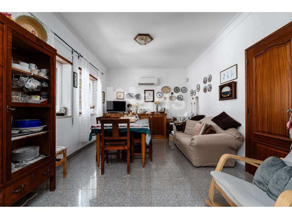 Moradia T5 com cave e logradouro-11