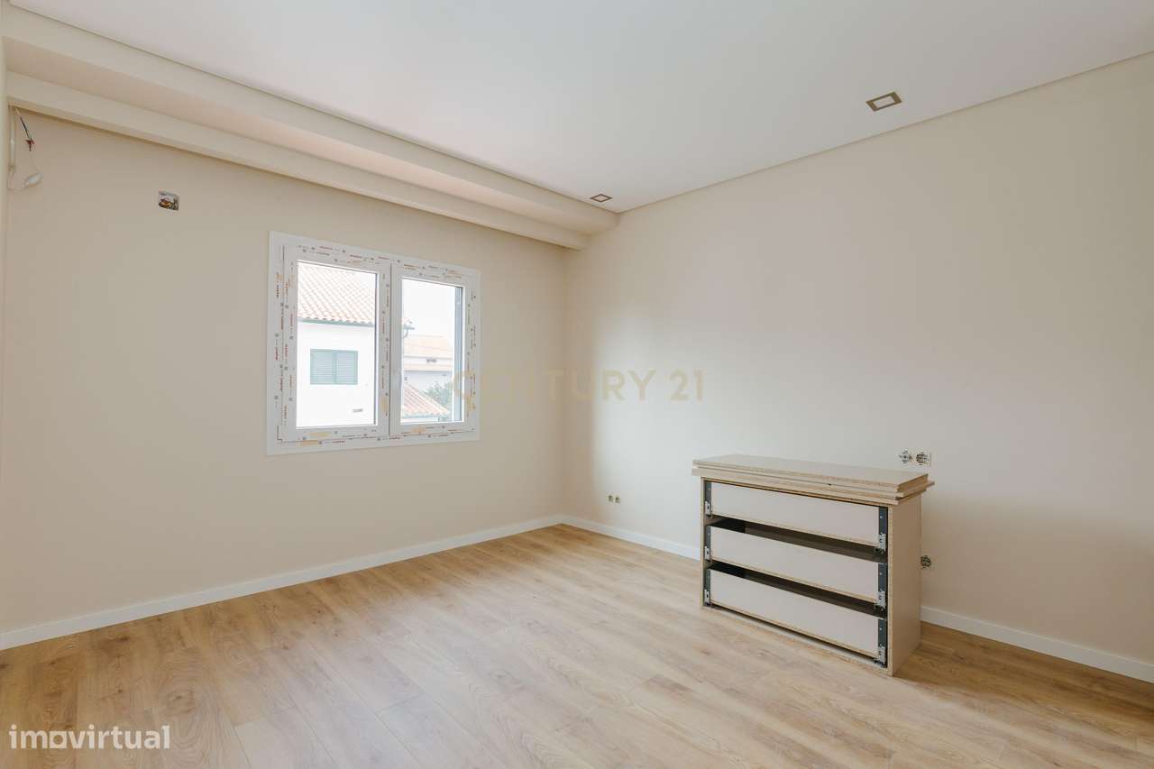 Apartamento T2 Novo com Vista Panorâmica em Loures-21