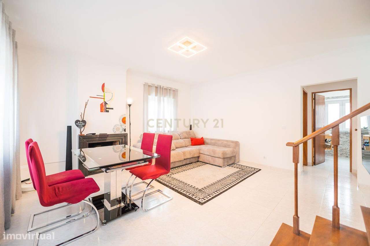 Propriedade com duas moradias geminadas - Grande imagem: 4/56