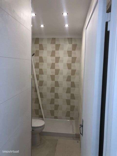 Apartamento T2 completamente remodelado ao pé da estação de comboios - Grande imagem: 2/11