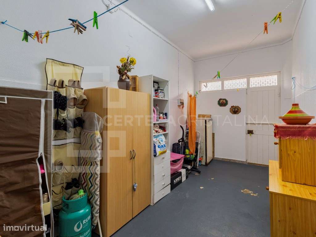 Moradia T3 com lareira, Garagem sótão e logradouro no Barreiro-20