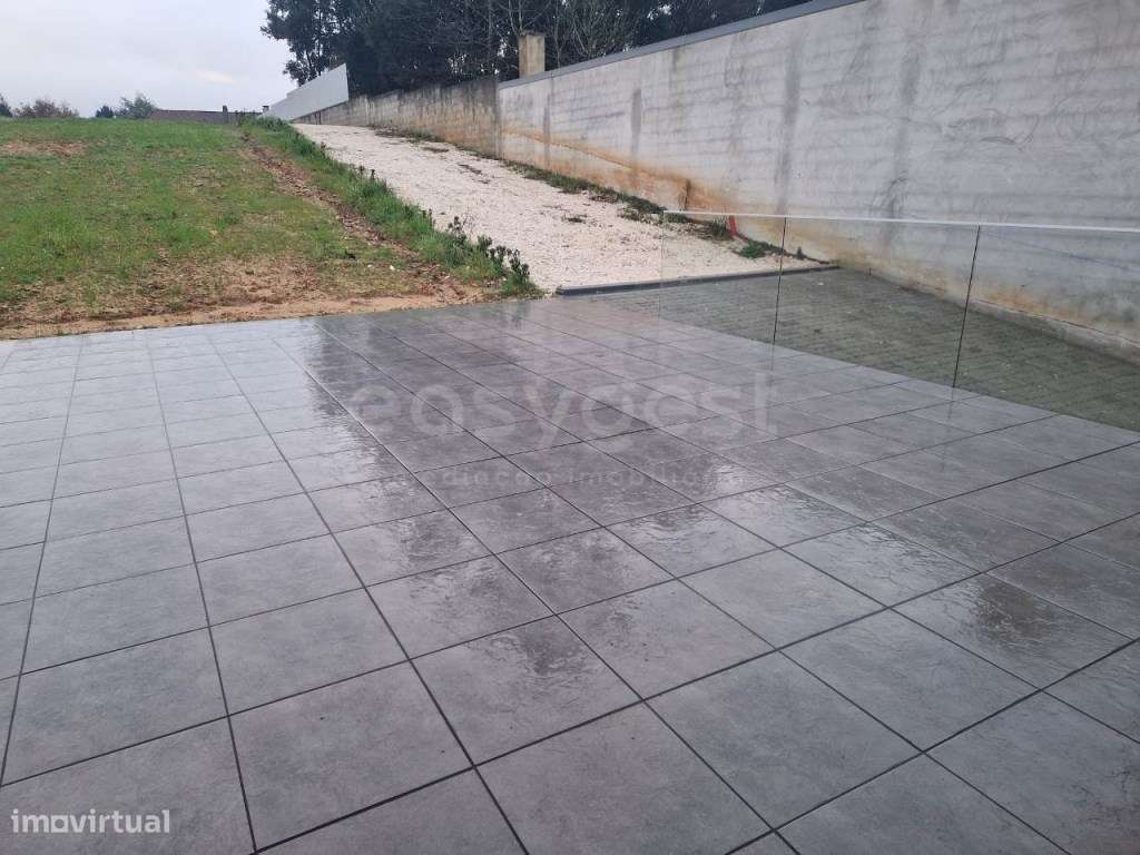 Moradia T3 Nova com lagradouro, situada em Mogofores, Anadia-5