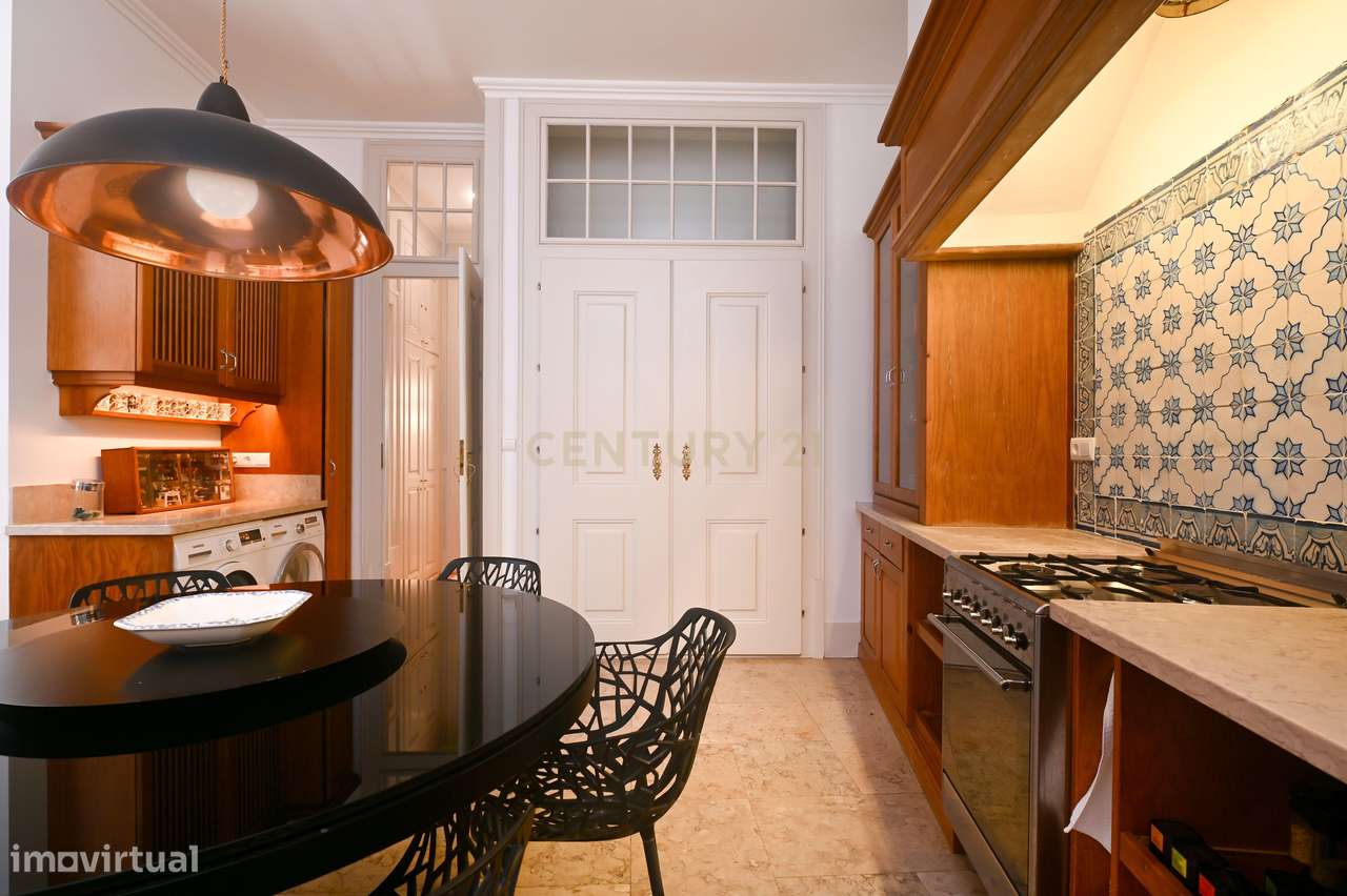 Exclusivo apartamento T4 com estacionamento privado na Baixa, junto ao-21