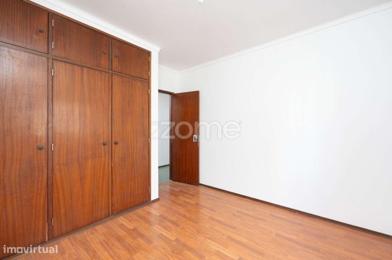 Apartamento T2 no Centro de Porto de Mós-9