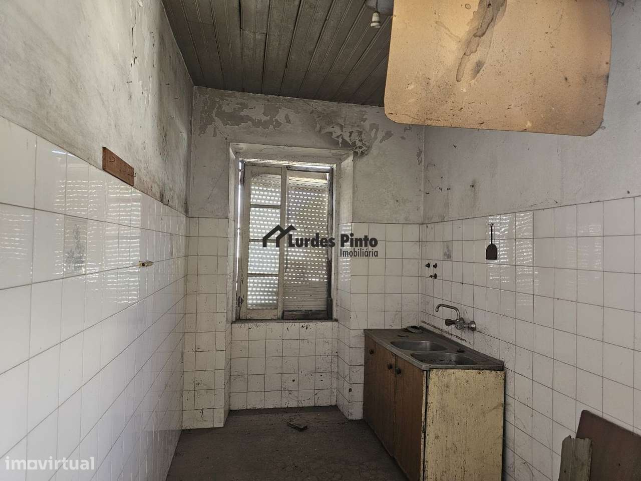 Moradia com possibilidade de seis T1-14