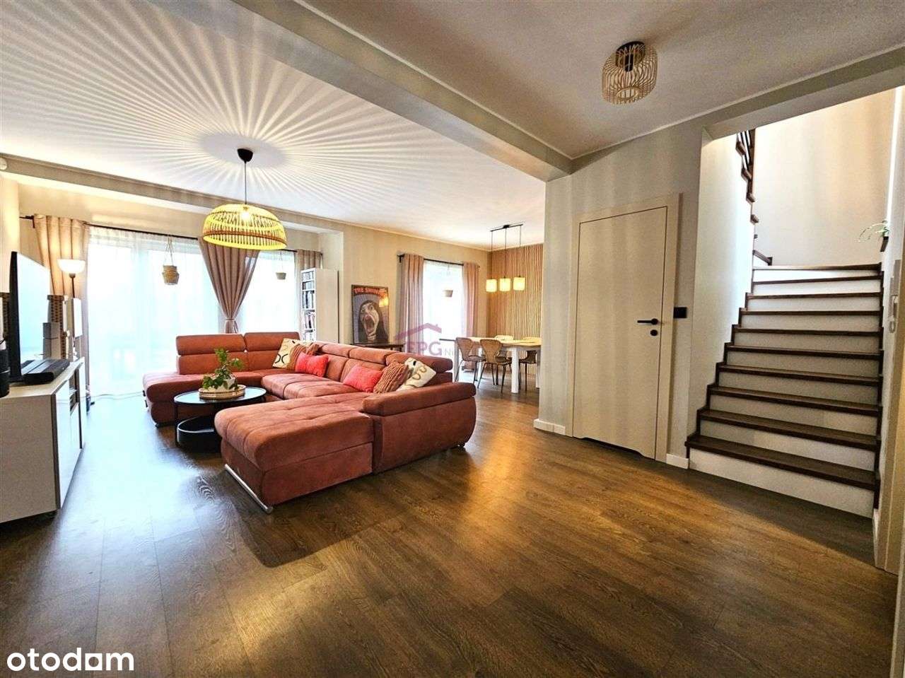 Dom na zamkniętym osiedlu – wyposażenie w cenie!-0