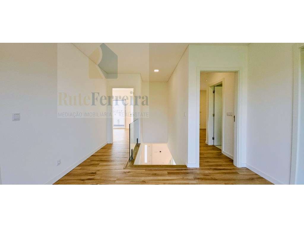 Espetacular Moradia T4 Nova, com Garagem e Logradouro!-30