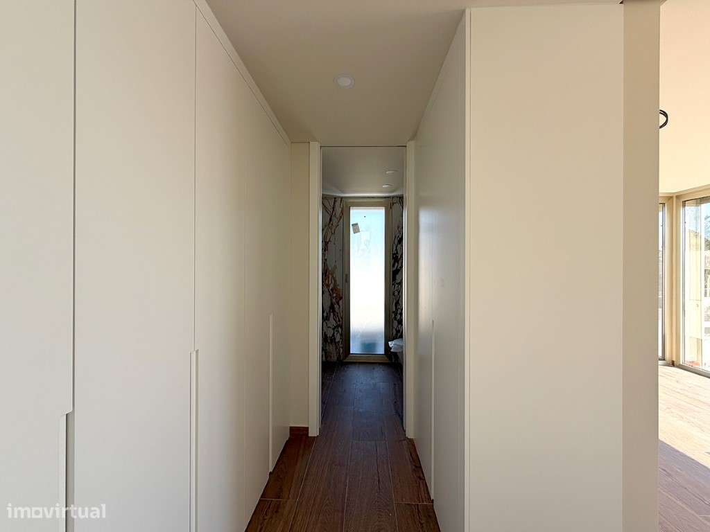 Exclusiva Moradia Isolada T4 com 3 Suítes, Piscina Privada e Garage...-10