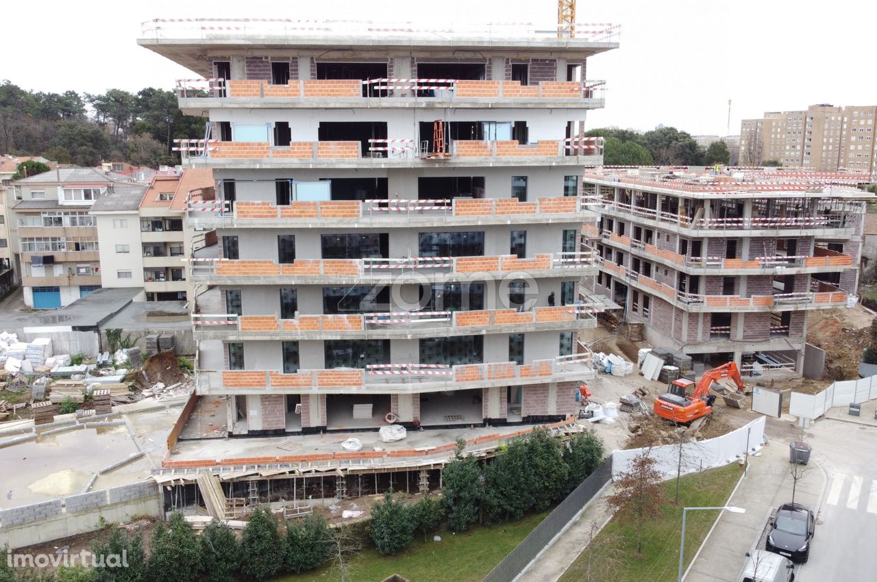 Loja nova em construção, com 98,16m2 em Ramalde - Porto.
