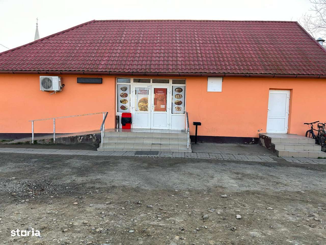 Casa in centrul comunei Padureni - Imagine principală: 3/15