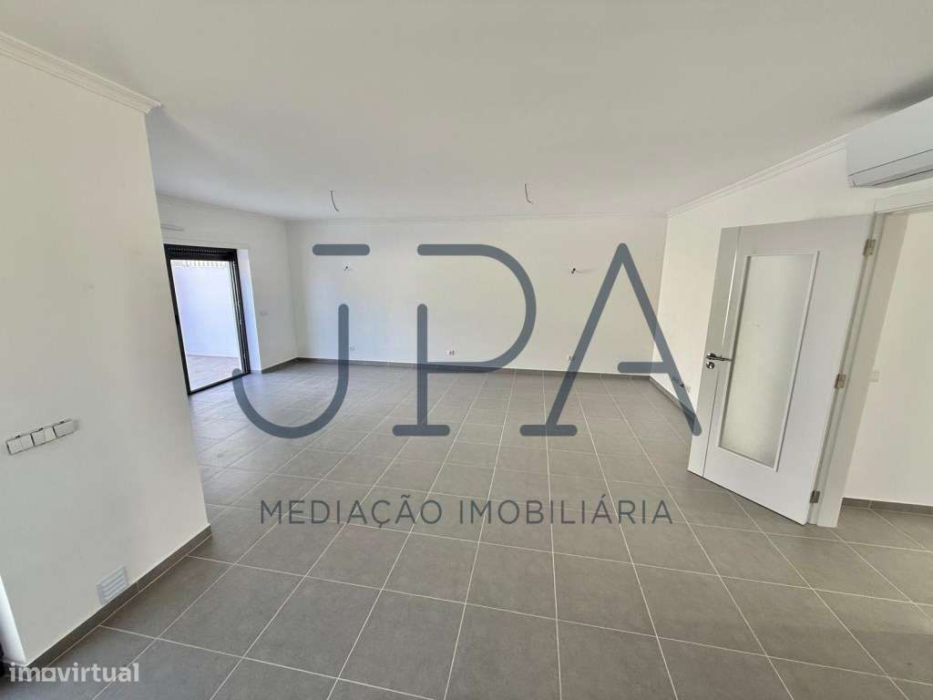 A Estrear Moradia Geminada V3 1 Com Piscina E Garagem