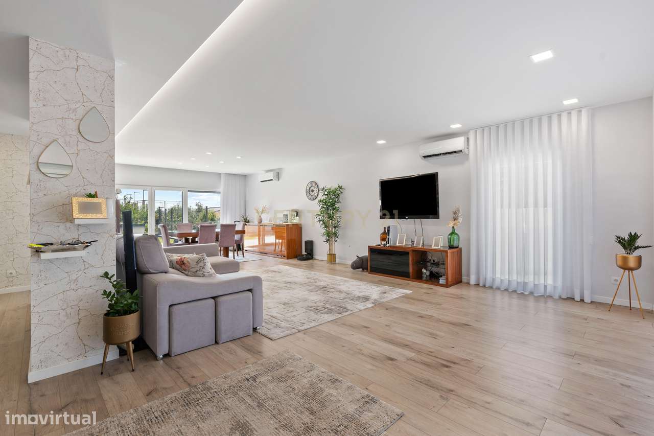 Moradia Geminada T5 com Cave, Jardim e Estacionamento localizada no Va - Grande imagem: 2/52