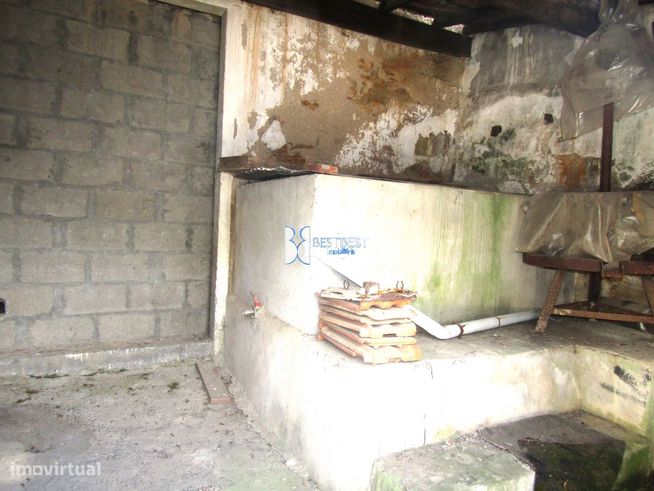 DUAS MORADIAS PARA RESTAURO,MAIS  TERRENO ( 3 ART.MATRICIAIS ),JUNTO C-33