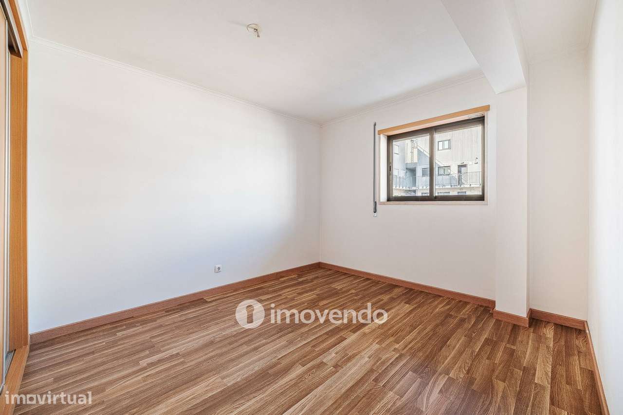 Apartamento T2 com cozinha equipada e estacionamento, na Ameixoeira-16