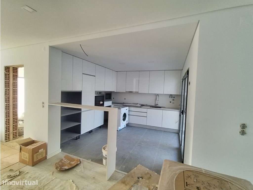 Moradia Geminada muito bem localizada, zona da Quinta da Fabrica Va... - Grande imagem: 4/12