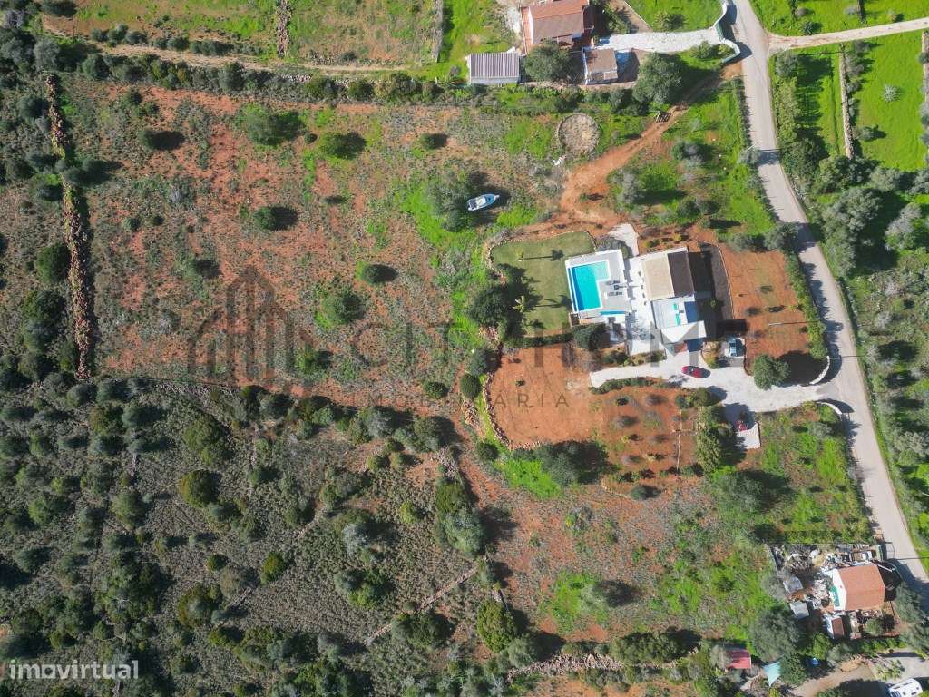 Moradia T4 com piscina infinita em terreno amplo em Silves-44