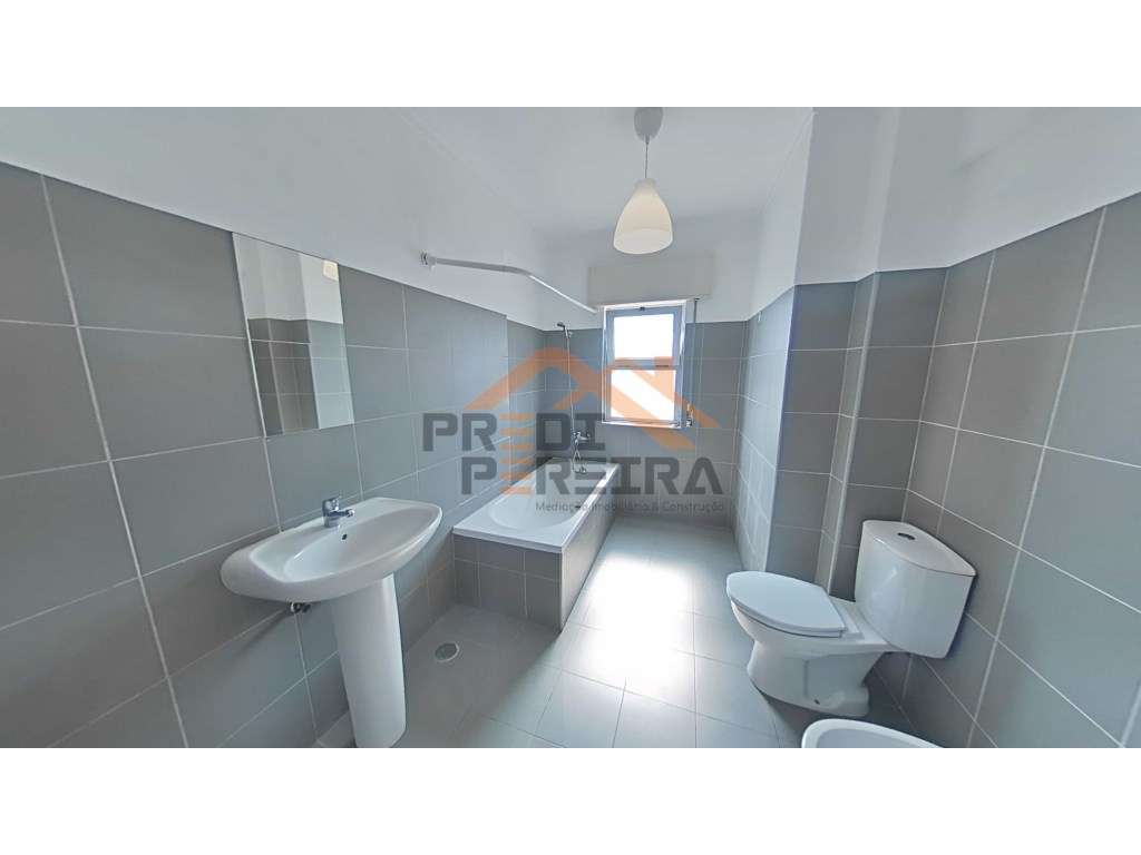 T3, remodelado ,com varanda, vista desafogada e excelente exposição... - Grande imagem: 4/34