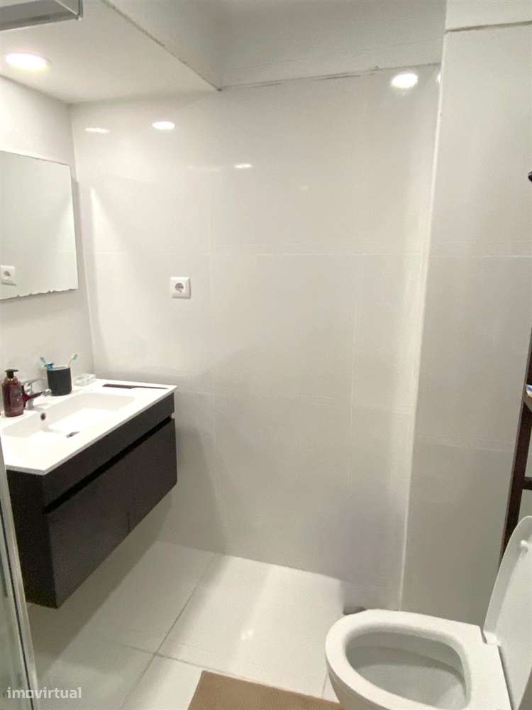 Apartamento T4 c/ varanda renovado à Av. da Boavista-24