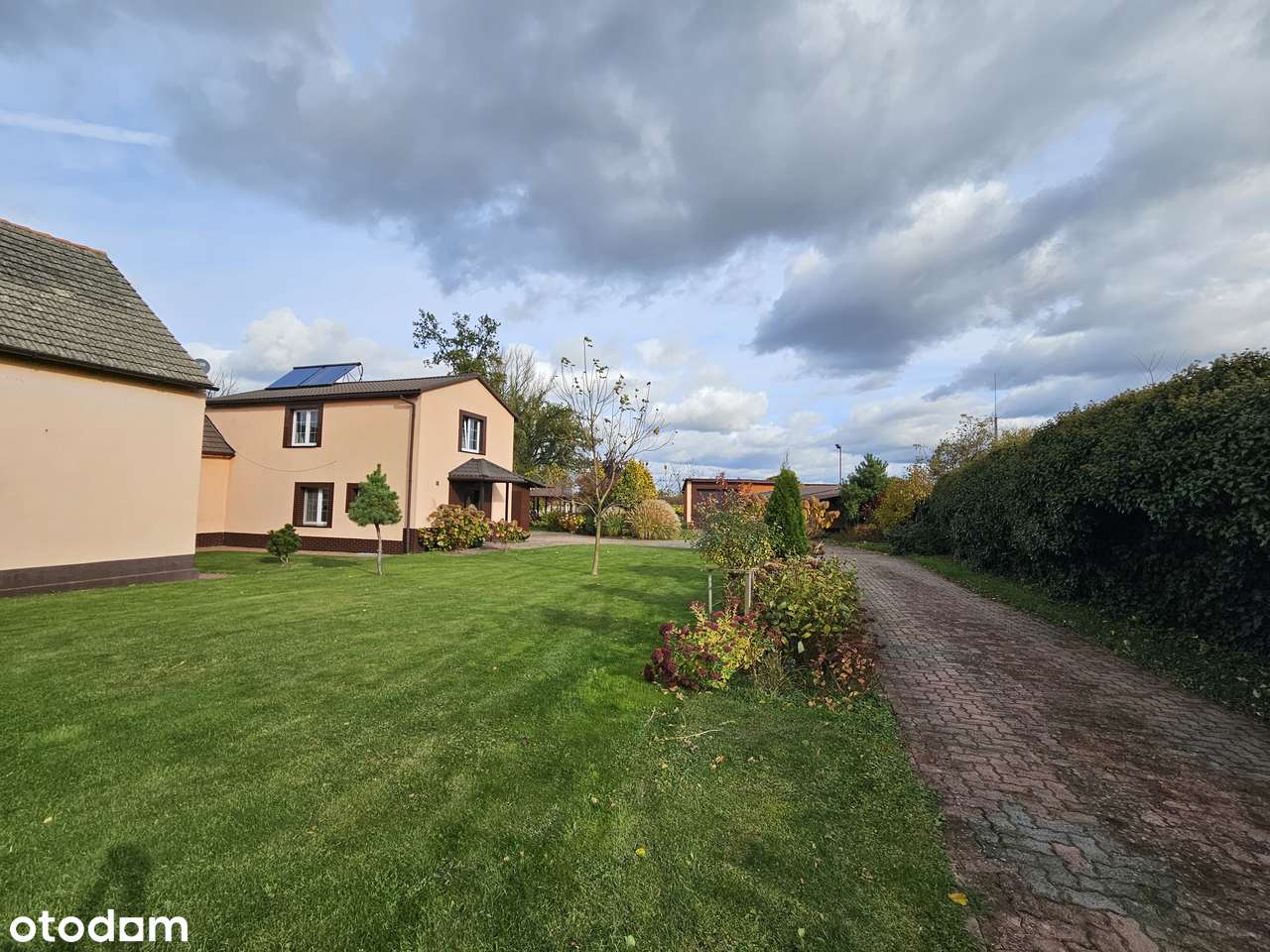 Dom z zabudowaniami gospodarczymi-12