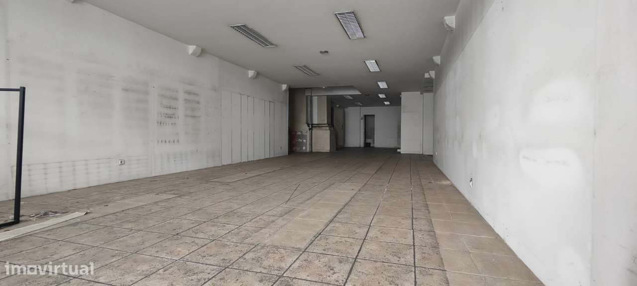 magnifico espaço comercial na Rua da Sofia, junto à Câmara Municipal-3