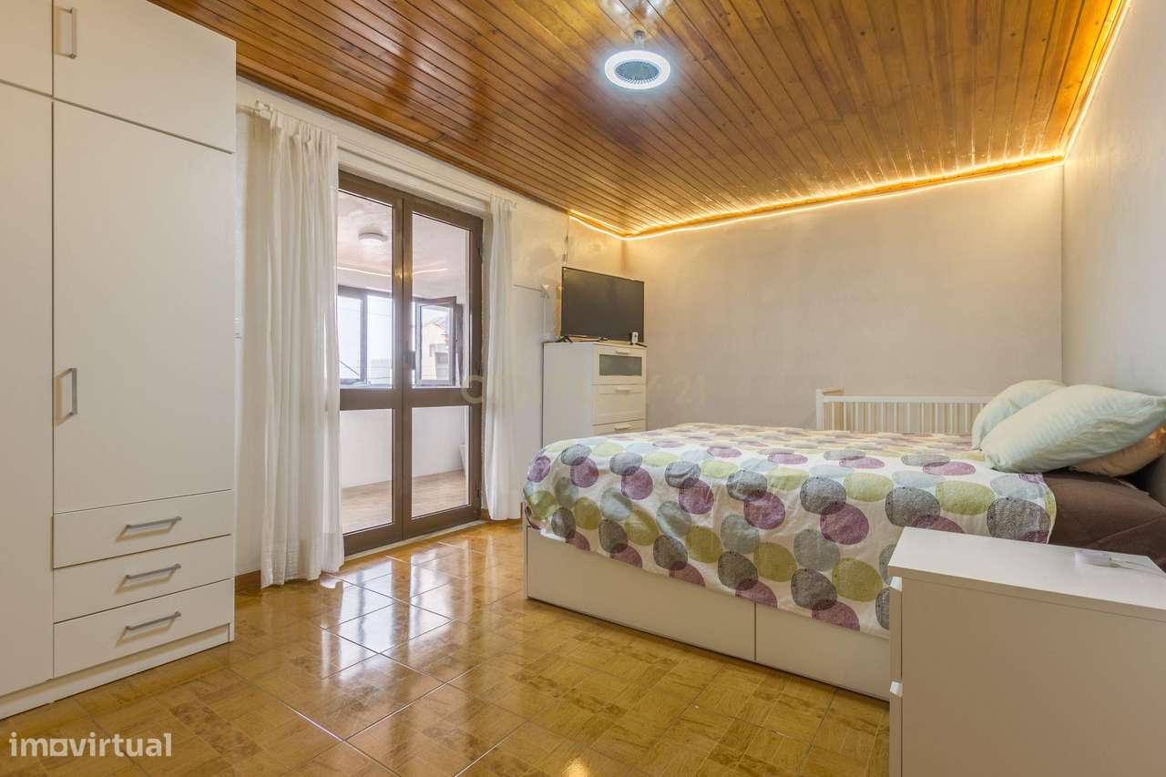 Moradia isolada  de gaveto com  5 assoalhadas num lote de 426 m2 na Qu-22