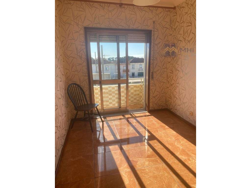 Apartamento T2 junto estação CP Valadares-9