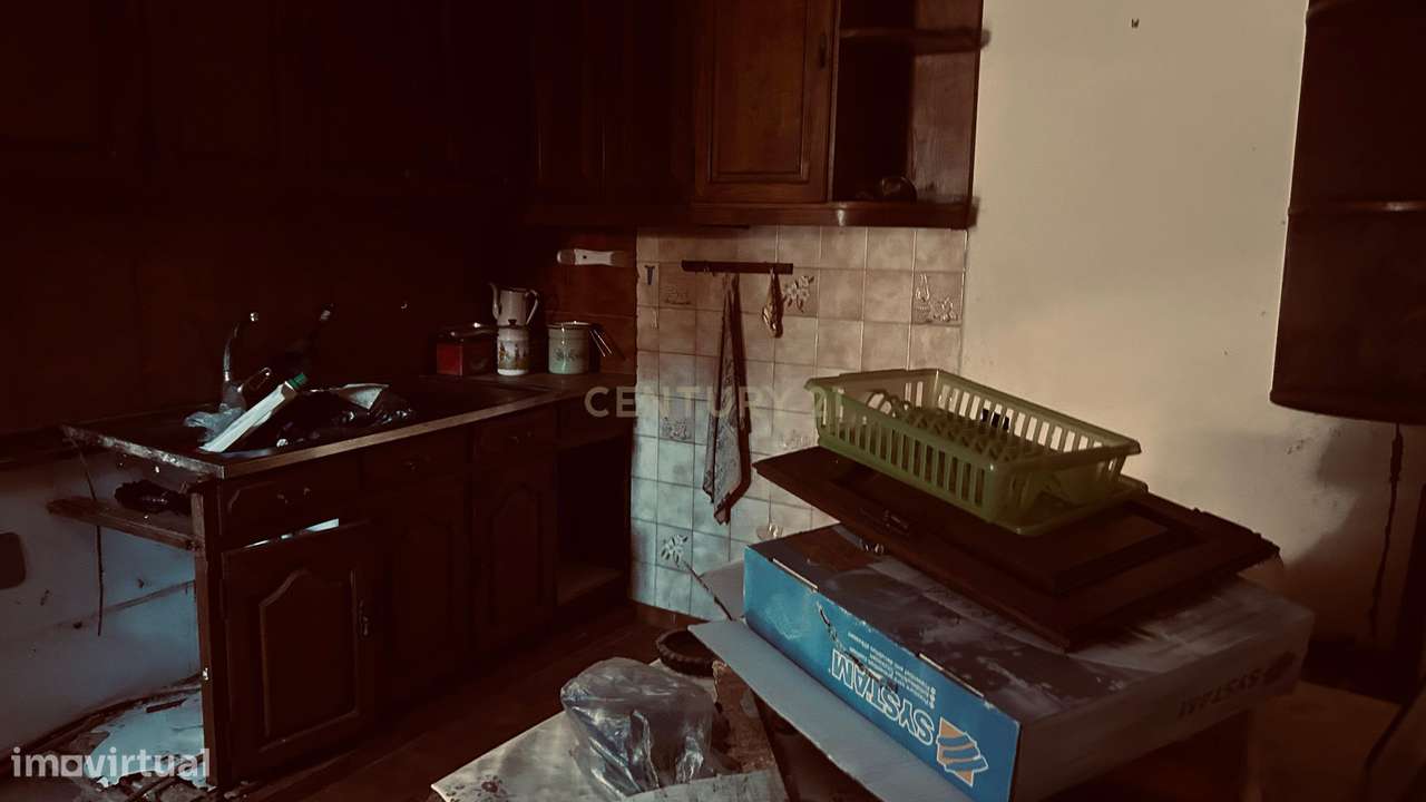 TERRENO CONSTRUTÍVEL COM MORADIA PARA RECONSTRUÇÃO EM CANELAS - VILA N - Grande imagem: 5/28