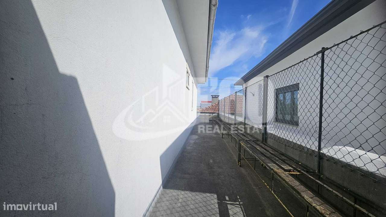 MORADIA GEMINADA COM EXELENTE POTENCIAL-32
