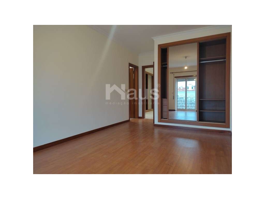 Duplex T2+1 com varandas e parqueamento-8