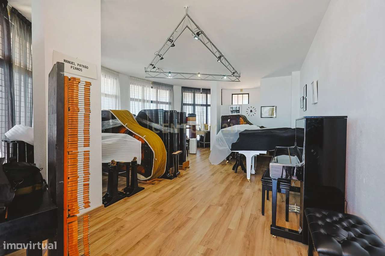 Espaço comercial à venda em zona premium com várias montras, junto à p-10