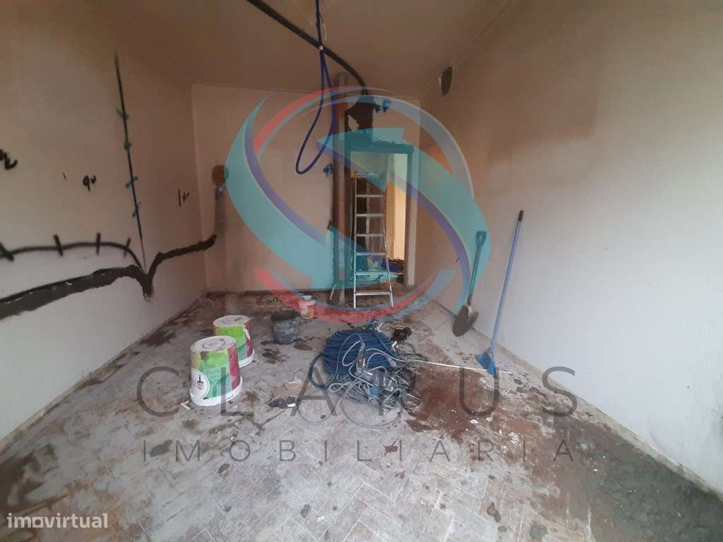 APARTAMENTO T2 EM REMODELAÇÃO TOTAL - TORRE DA MARINHA-12