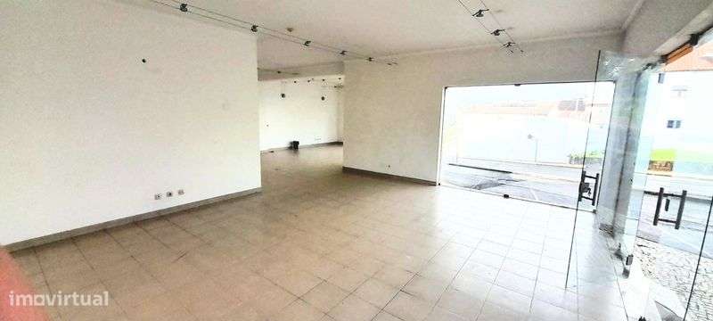 Loja em Caneças junto ao Continente na  estrada principal - Grande imagem: 4/7