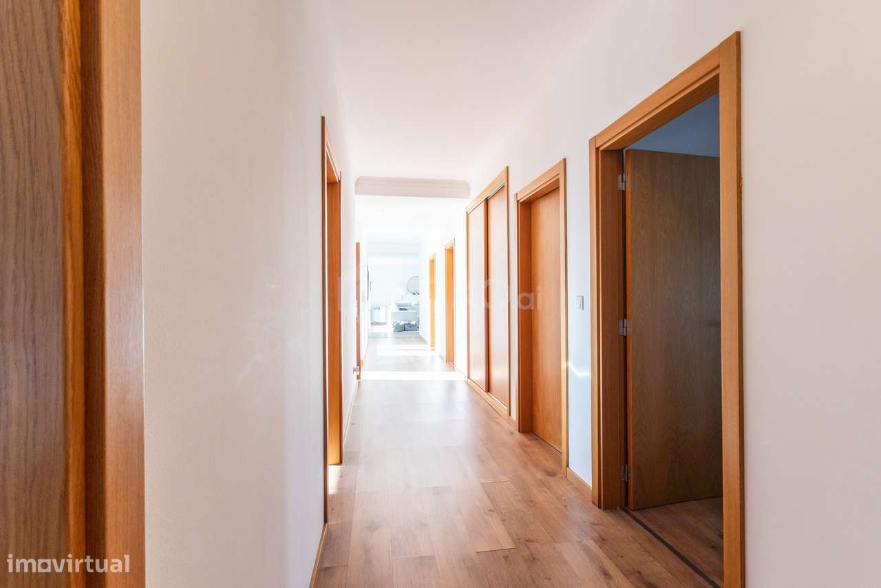 MORADIA T4 218M² EM TERRENO 1.044M² COM PISCINA EM CONDOMÍNIO GOLFE SA-41