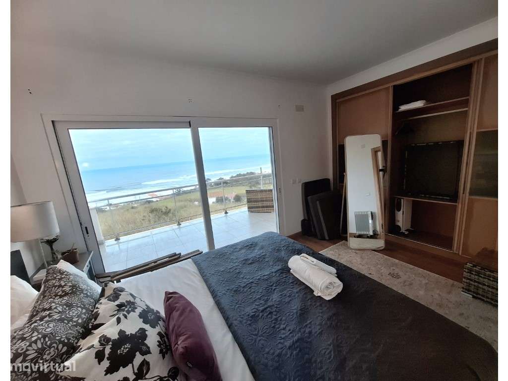 Moradia V2+1 em banda com vista frontal sobre o oceano e as icónica...-10