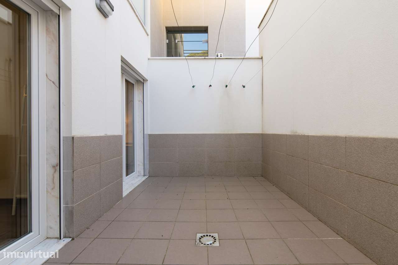 Apartamento T2 logradouro piscina vista mar e vila Sesimbra-40